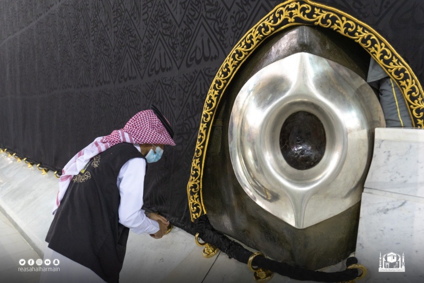 عبر كوادر وطنية .. صيانة الكينار الخاص للحجر الأسود المعمول بسلك الفضة المطلي بماء الذهب