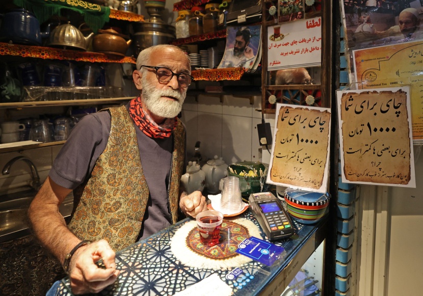 مالك أقدم بيوت الشاي في طهران يسقي زواره كوبا بنكهة العشق