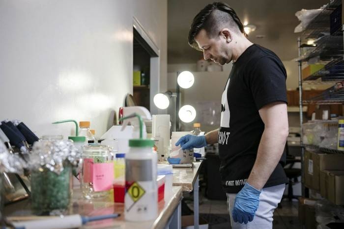 إرهاب بيولوجي .. مخاطر جسيمة في تلاعب علماء المرآب بالحمض النووي