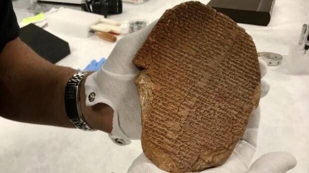 العراق يستعيد لوحا مسماريا أثريا عليه جزء من «ملحمة غلغامش»