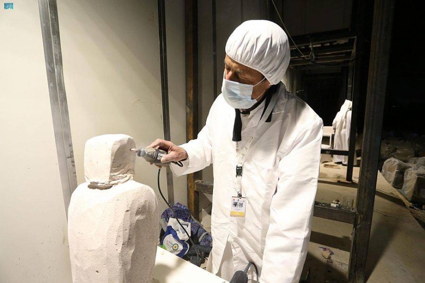 29 فنانا من 10 دول يعرضون إبداعاتهم أمام جمهور معرض الصقور أول أكتوبر