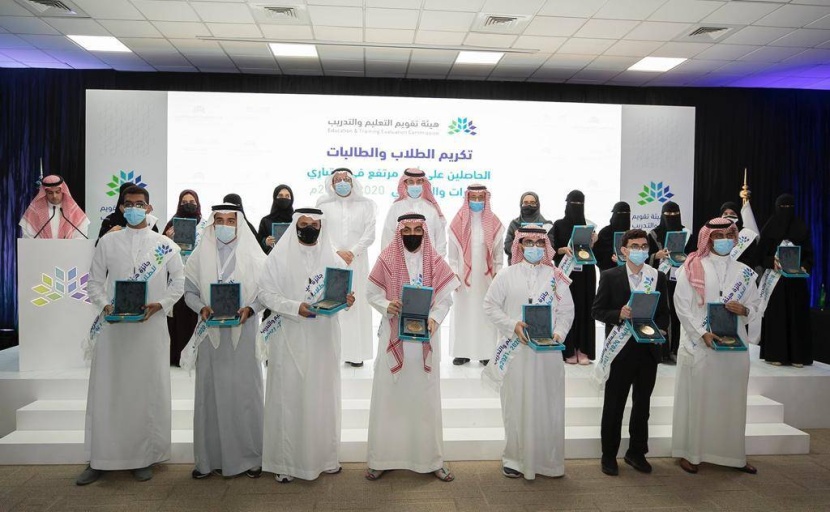تكريم الطلاب والطالبات المتفوقين في اختبار القدرات العامة