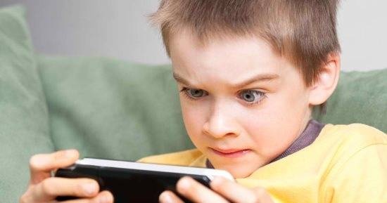 استخدام الأطفال للإنترنت .. يقلق الأهل ويدهور الصحة العقلية