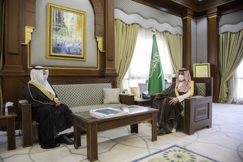 أمير المدينة المنورة يطلع على مشاريع النقل في المنطقة