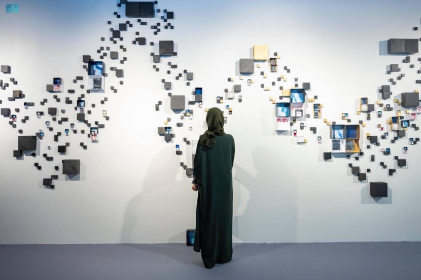 أعمال فنية سعودية تجذب زوار معرض «بينالسور» في الدرعية