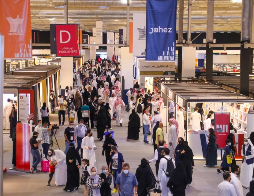معرض الرياض للكتاب .. «المعلقات السبع» تخطف الأنظار  ومبادرة «ساقية الرياض» تدعم المواهب