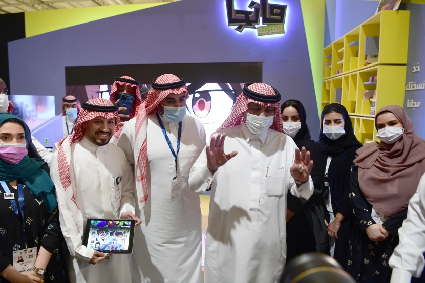  وزير الإعلام خلال زيارته جناح مجلة مانجا اليوم في معرض الرياض الدولي للكتاب 