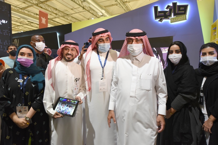  وزير الإعلام خلال زيارته جناح مجلة مانجا اليوم في معرض الرياض الدولي للكتاب 