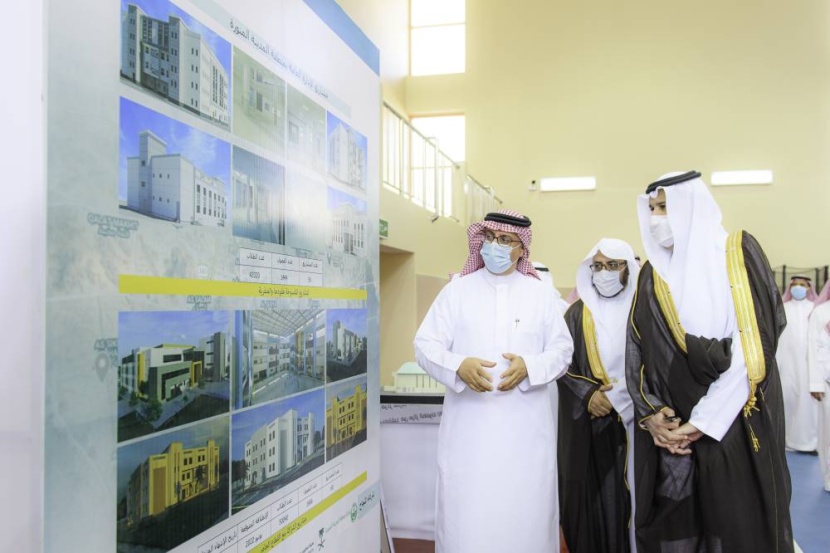أمير المدينة المنورة يقف على المشاريع التعليمية المنفذة