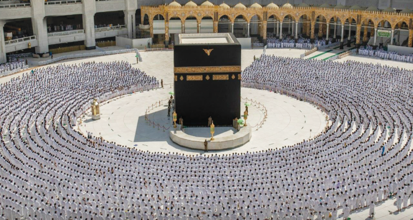 جموع من المصلين خلال أدائهم أمس صلاة أول جمعة في المسجد الحرام بعد تخفيف الإجراءات الاحترازية