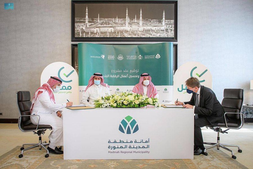 أمير المدينة المنورة يشهد مراسم توقيع عقد مشروع تخصيص وتحسين أعمال الرقابة البلدية