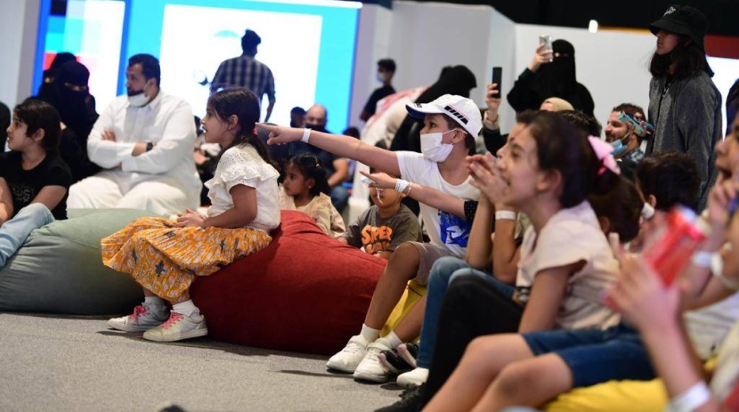 الأطفال يتفاعلون مع جناحهم بالمشاركة الثقافية والفنية وتبادل الخبرات