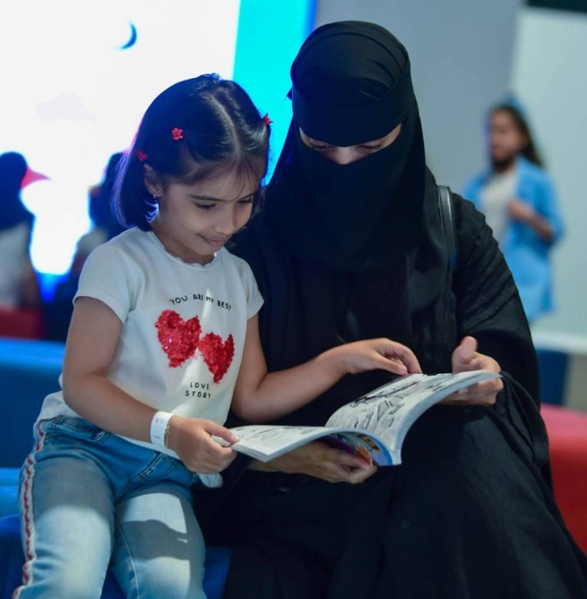 الأطفال يتفاعلون مع جناحهم بالمشاركة الثقافية والفنية وتبادل الخبرات