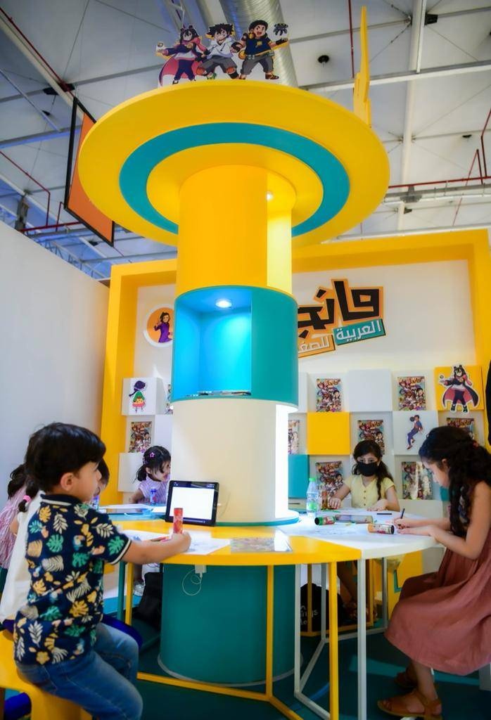 الأطفال يتفاعلون مع جناحهم بالمشاركة الثقافية والفنية وتبادل الخبرات