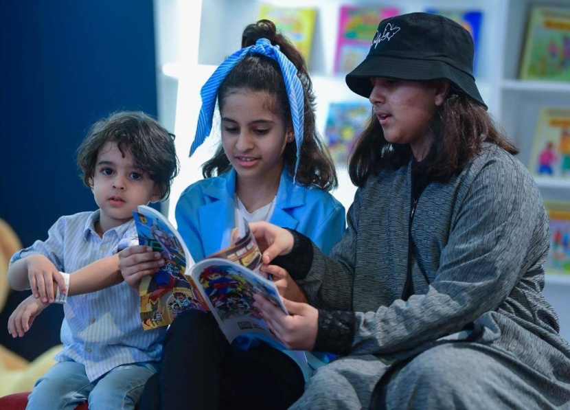 الأطفال يتفاعلون مع جناحهم بالمشاركة الثقافية والفنية وتبادل الخبرات