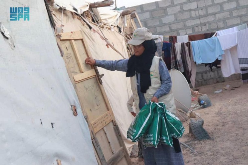 مركز الملك سلمان للإغاثة يوزع الملابس على الأسر النازحة بمحافظتي عدن ومأرب
