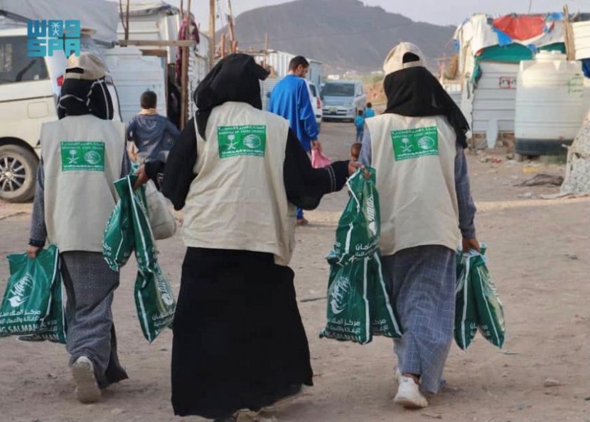 مركز الملك سلمان للإغاثة يوزع الملابس على الأسر النازحة بمحافظتي عدن ومأرب
