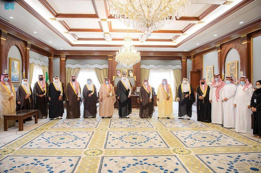 أمير المدينة المنورة يكرم أعضاء مجلس إدارة «رؤى المدينة» القابضة السابق في دورته الثالثة