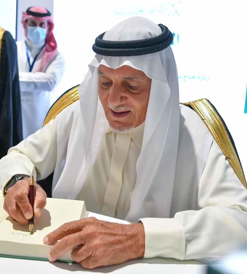 على هامش معرض الكتاب.. الأمير تركي الفيصل يوقع كتابه "الملف الأفغاني" باللغة العربية