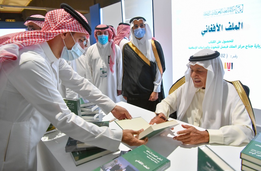 على هامش معرض الكتاب.. الأمير تركي الفيصل يوقع كتابه "الملف الأفغاني" باللغة العربية