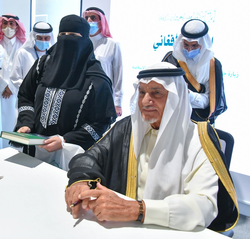 على هامش معرض الكتاب.. الأمير تركي الفيصل يوقع كتابه "الملف الأفغاني" باللغة العربية