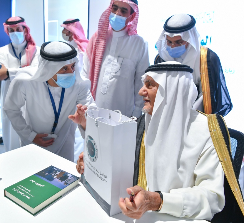 على هامش معرض الكتاب.. الأمير تركي الفيصل يوقع كتابه "الملف الأفغاني" باللغة العربية