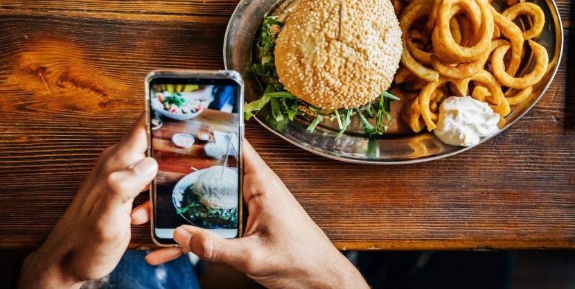 ما علاقة نشر الطعام على مواقع التواصل في زيادة الوزن؟