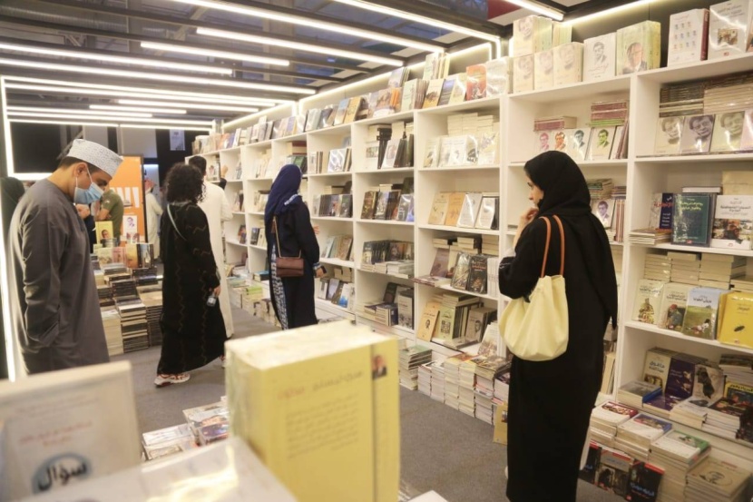 الكتب الذكية تجذب الزوار وتسحب البساط من الورقي