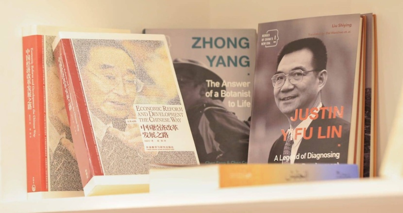 كتب التحدث بـ «الصينية» تشد انتباه مرتادي الأجنحة الثقافية