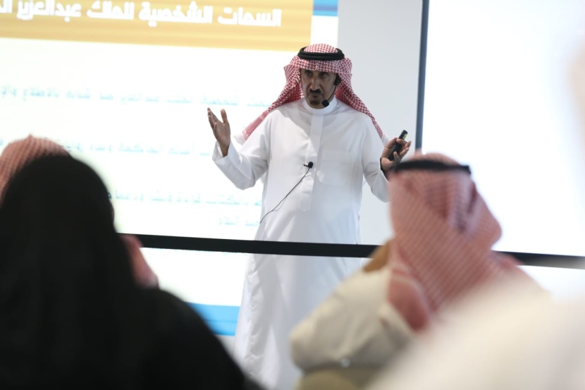 السماري: الملك عبدالعزيز ارتبط بالكتاب والقراءة منذ شبابه