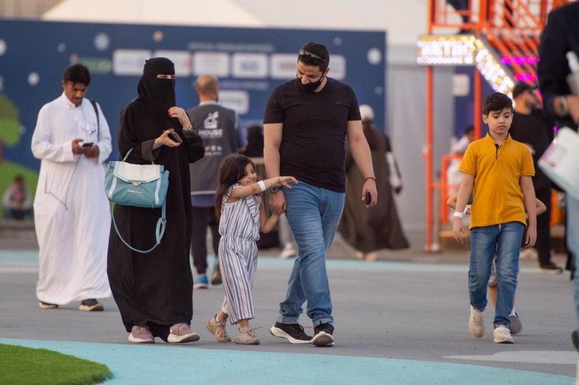 لوحات وخرائط مرسومة بأشكال جذابة لإرشاد زوار «الموسم»