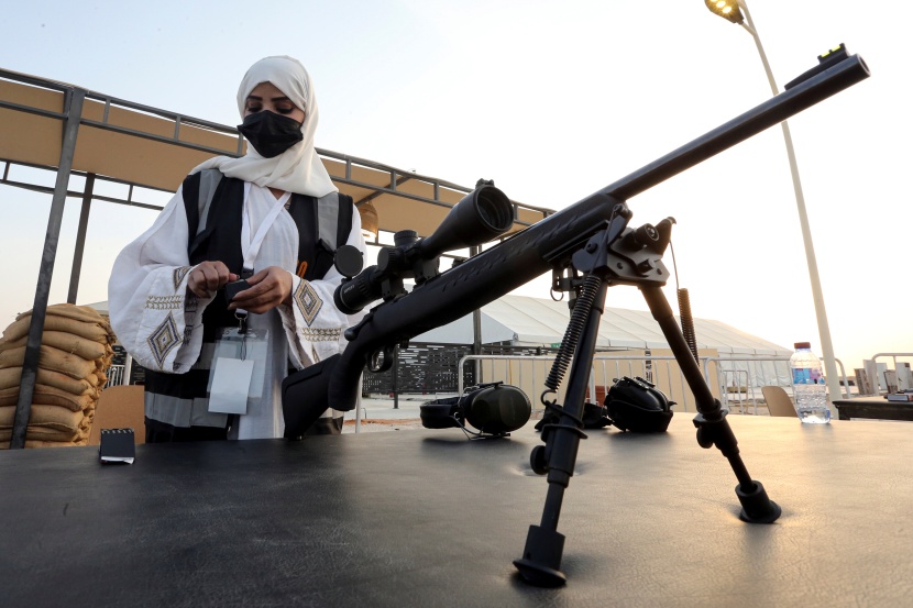 مدربة أسلحة سعودية تكسر القوالب النمطية في مجال يهيمن عليه الذكور