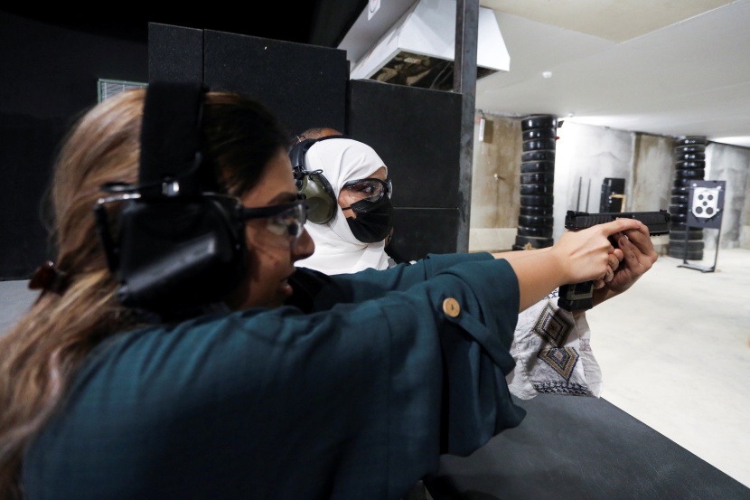 مدربة أسلحة سعودية تكسر القوالب النمطية في مجال يهيمن عليه الذكور