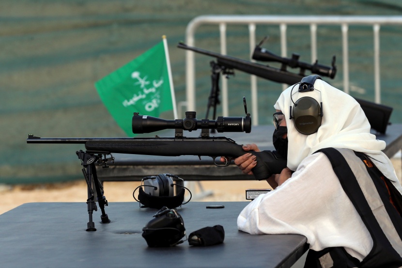 مدربة أسلحة سعودية تكسر القوالب النمطية في مجال يهيمن عليه الذكور
