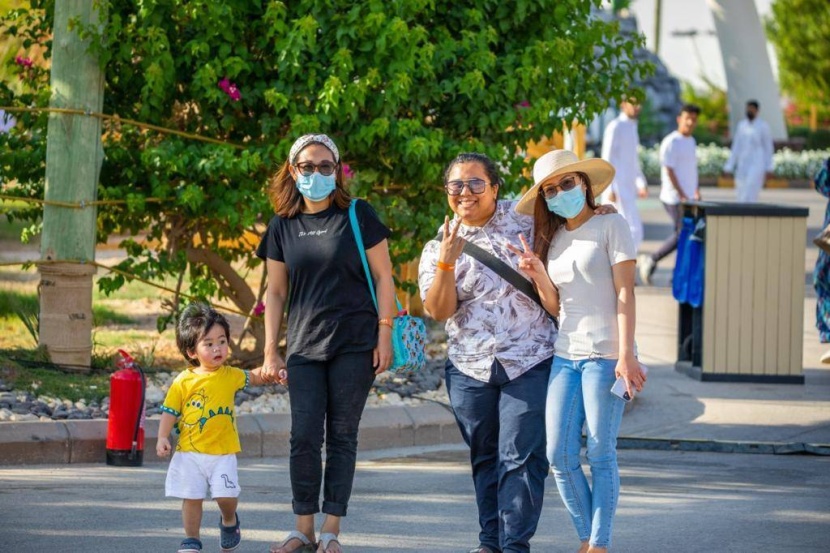 عدسات الوفود الأجنبية توثق فعاليات "موسم الرياض"