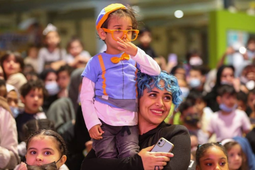 الأطفال يلتقون الشخصيات التلفزيونية الكرتونية المفضلة لهم