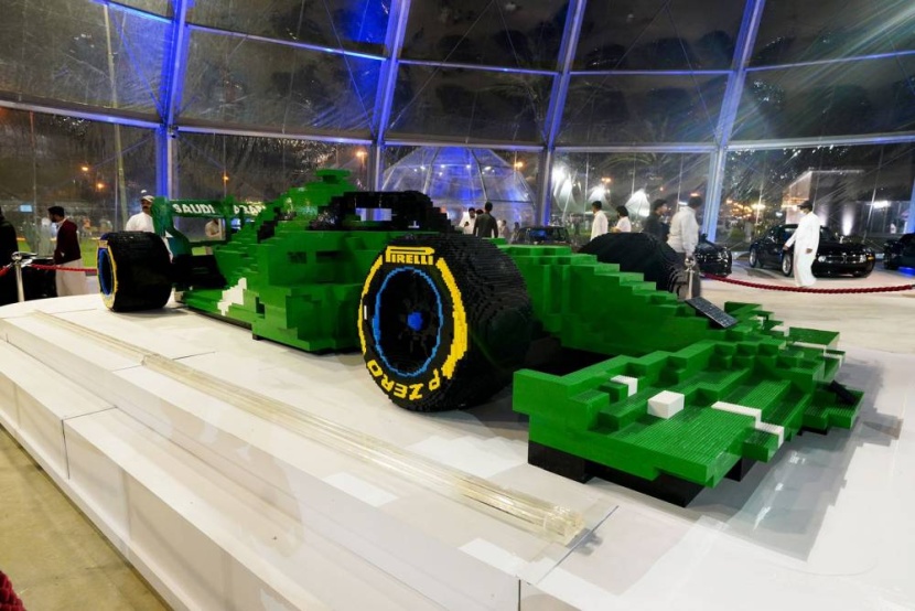 «الرياض للسيارات» .. أكبر مجسم لـ «فورمولا 1»