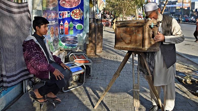 آلات التصوير الخشبية في طريقها للزوال في أفغانستان