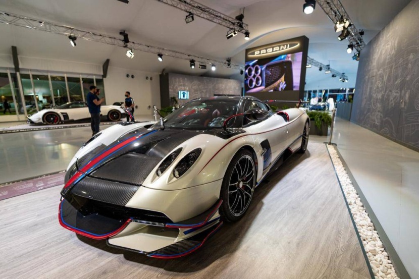 مزادات علنية ومتحف عالمي يجذبان زوار معرض الرياض للسيارات