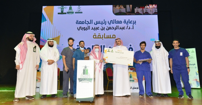 رئيس الجامعة يتوج الكليات الفائزة بالمراكز الأولى في مسابقة فرسان الجامعة 