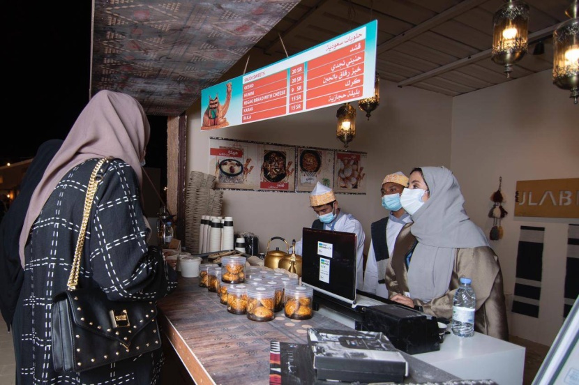في قرية زمان .. سعودية تعرض أطباق الطعام بحسب المناطق
