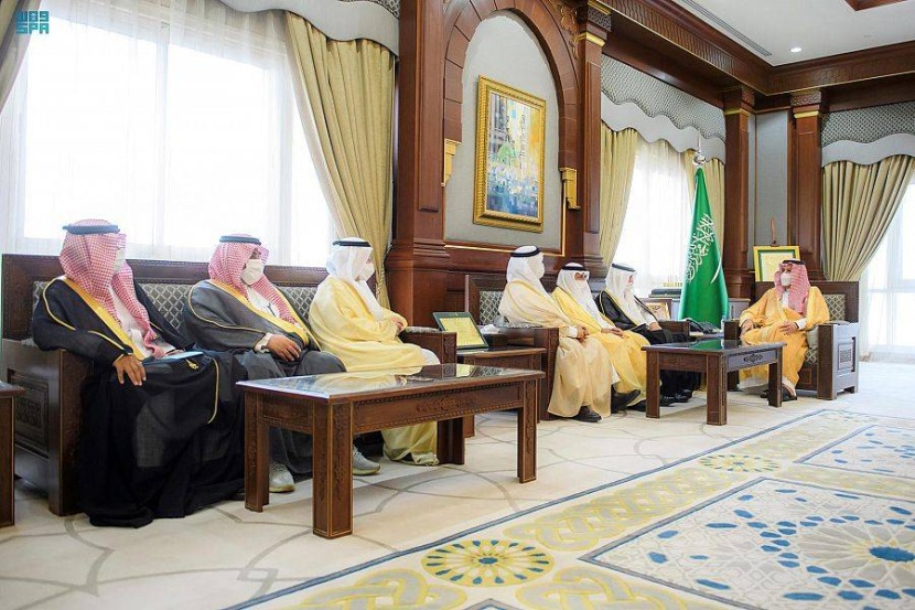 فيصل بن سلمان يطلع على أعمال ونشاطات جمعية المدينة المنورة