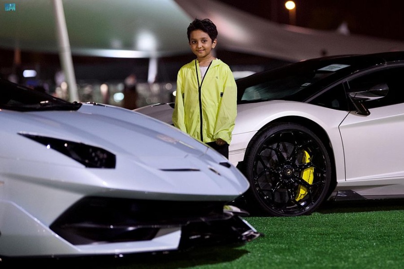"معرض الرياض للسيارات" يجذب الأطفال بمغامرات تركيب الإطارات والرسم الافتراضي