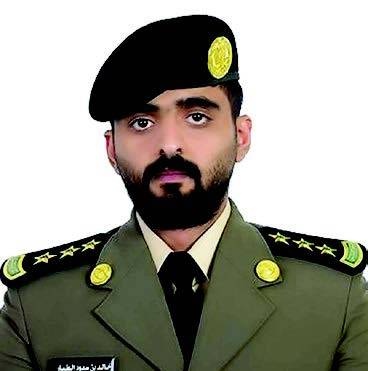 الطيار يتلقى التهنئة بمناسبة ترقيته إلى نقيب