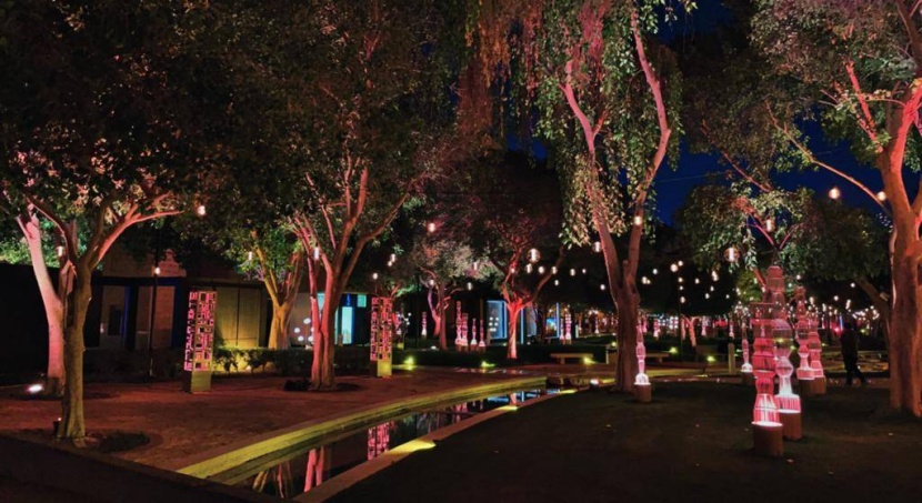 التراث السعودي حاضر في متاجر منطقة المربع .. والزوار يقتنون الملابس النجدية