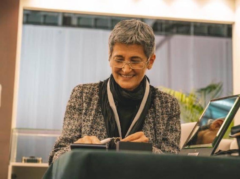 مختبر لفحص المعادن الثمينة والأحجار الكريمة في معرض المجوهرات الفريدة