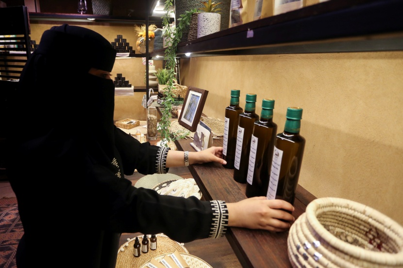 في العلا .. هكذا يستخرج الزيت من بذور المورينجا