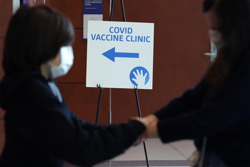 مستشار بايدن: إلزام موظفي الشركات بالتطعيم قانوني