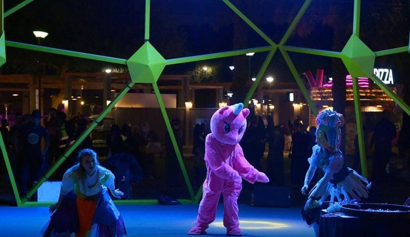 أجواء بحرية وإضاءات خافتة تجذب زوار «شجرة السلام»