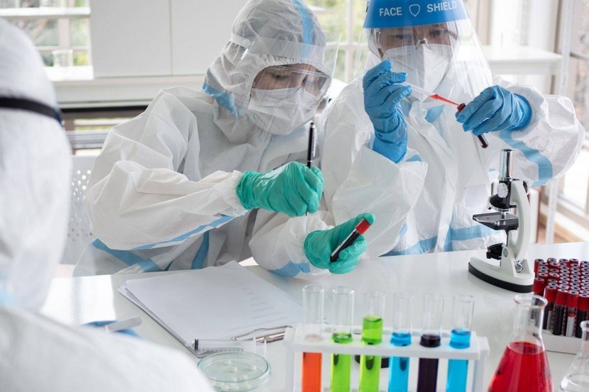 هل يتطلب «أوميكرون» لقاحا خاصا؟